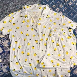 Jaclyn: Womens Sleepwear Short-Sleeve Button-Down Shirt with Yellow Lemon Print